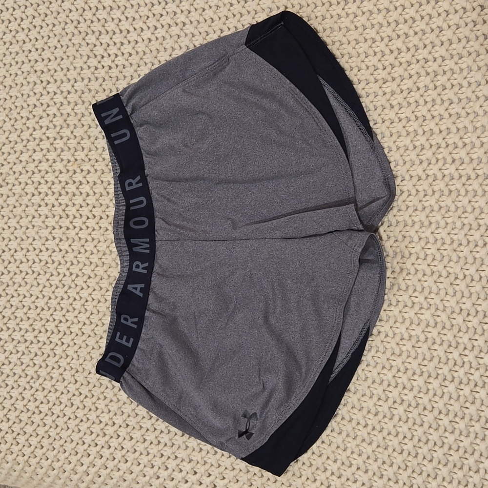 Last Chance - Under Armour Grey and Black Loose Shorts | Size M